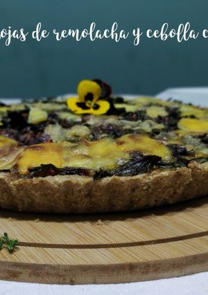 Una foto de Tarta de hojas de remolacha y cebolla caramelizada