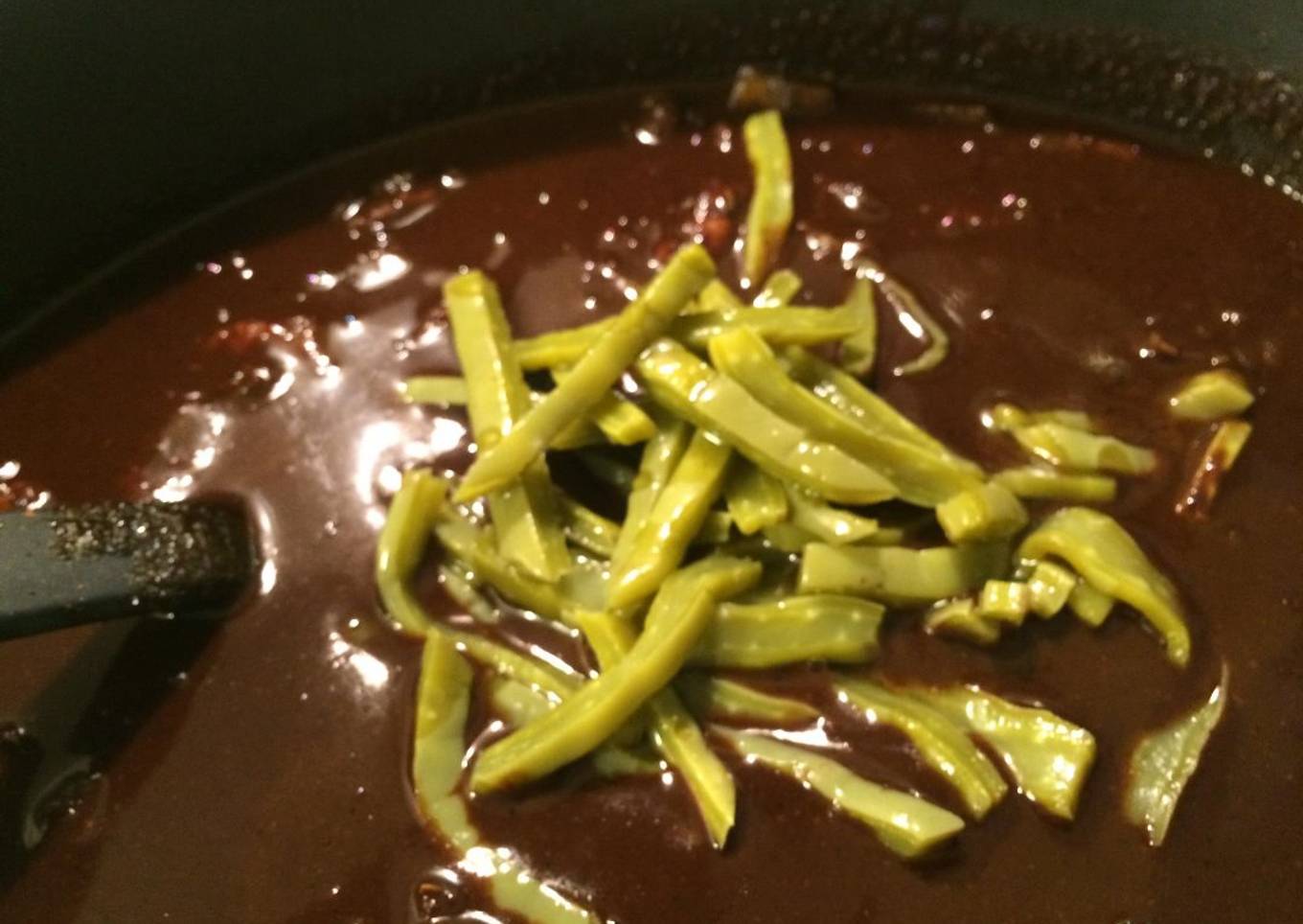 Mole con nopales para la ofrenda