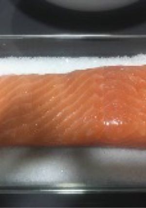 Una foto de Salmón fresco marinado