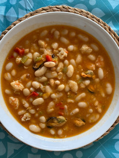 Una foto de Alubias blancas con langostinos y mejillones