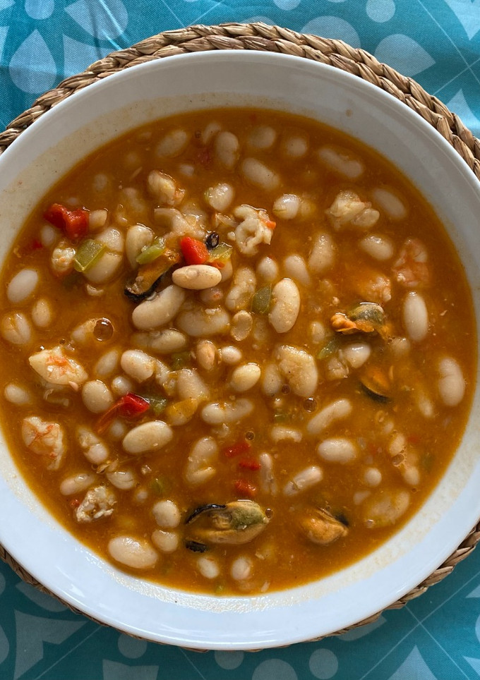 Una foto de Alubias blancas con langostinos y mejillones
