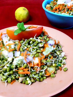 स्प्राउट मूंग चाट (Sprout Moong Chaat recipe in Hindi) रेसिपी मुख्य फोटो
