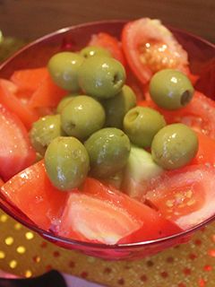 Una foto de Ensalada simple de tomate, pepino y olivas