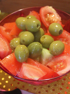 Una foto de Ensalada simple de tomate, pepino y olivas