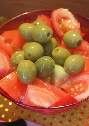 Foto principal de Ensalada simple de tomate, pepino y olivas