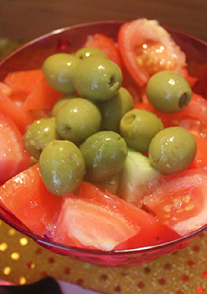 Una foto de Ensalada simple de tomate, pepino y olivas