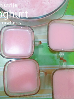 Foto resep Puding Nutrijel Yoghurt Stroberi
