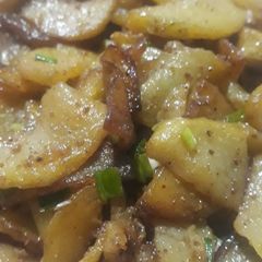 A picture of Fried potatoes with spring onion.