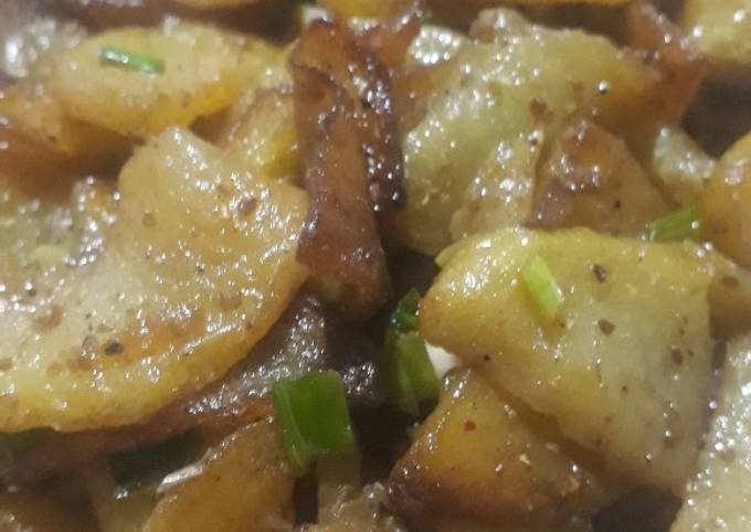 Fried potatoes with spring onion