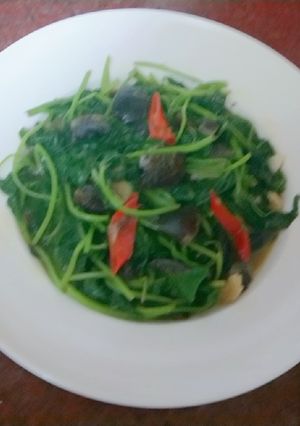 皮蛋炒地瓜葉 的食譜成品照片