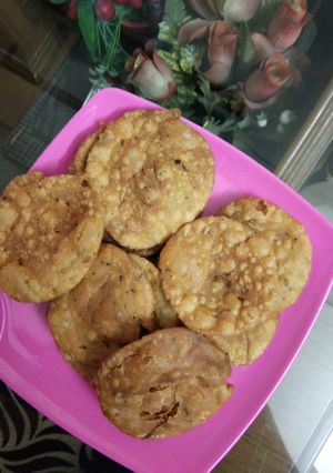 A picture of Atta layered mathri.