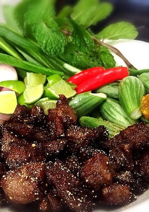 รูปของ เนื้อเต๋าทอดผักสดน้ำพริกปูไข่