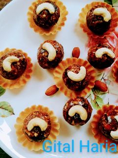 खजूर ड्रायफ्रूटस लाडू रेसिपी (khajur dry fruits ladoo recipe in marathi) रेसिपी चे मुख्य फोटो 