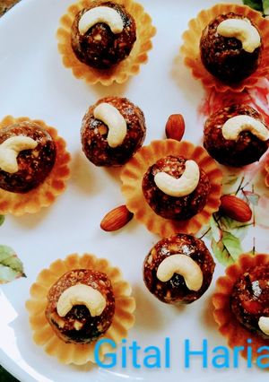 खजूर ड्रायफ्रूटस लाडू रेसिपी (khajur dry fruits ladoo recipe in marathi) रेसिपी चे मुख्य फोटो