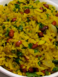 પૌવા બટાકા (Poha Bataka Recipe In Gujarati) રેસીપી મુખ્ય ફોટો