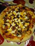 Pizza de pollo champiñones y berenjenas con los bordes rellenos