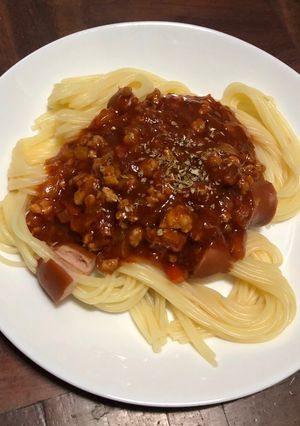 รูปของ 🍝สปาเกตตีซอสมะเขือเทศ (เส้นเสียบไส้กรอก) 🥫🌶