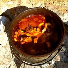 A picture of Tomato beef potjiekos.
