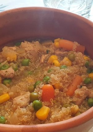 Una foto de Guiso fácil de quinoa, verduras y atún