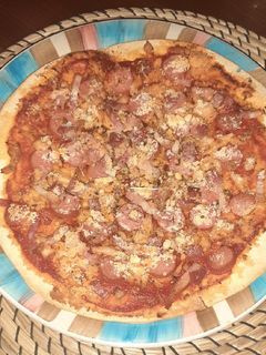 Una foto de Pizza de salchichas bacon y pollo horneado