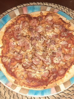 Una foto de Pizza de salchichas bacon y pollo horneado