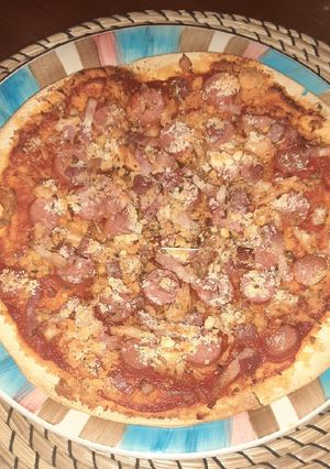 Una foto de Pizza de salchichas bacon y pollo horneado