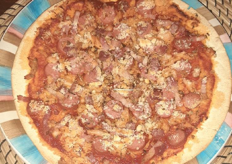 Pizza de salchichas bacon y pollo horneado