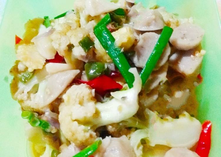 Oseng kembang kol bakso