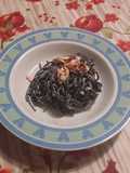 Spaghetti al nero di seppia con salmone e philadelphia