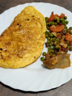 Una foto de Tortilla francesa jugosa de cebolleta, queso y atún