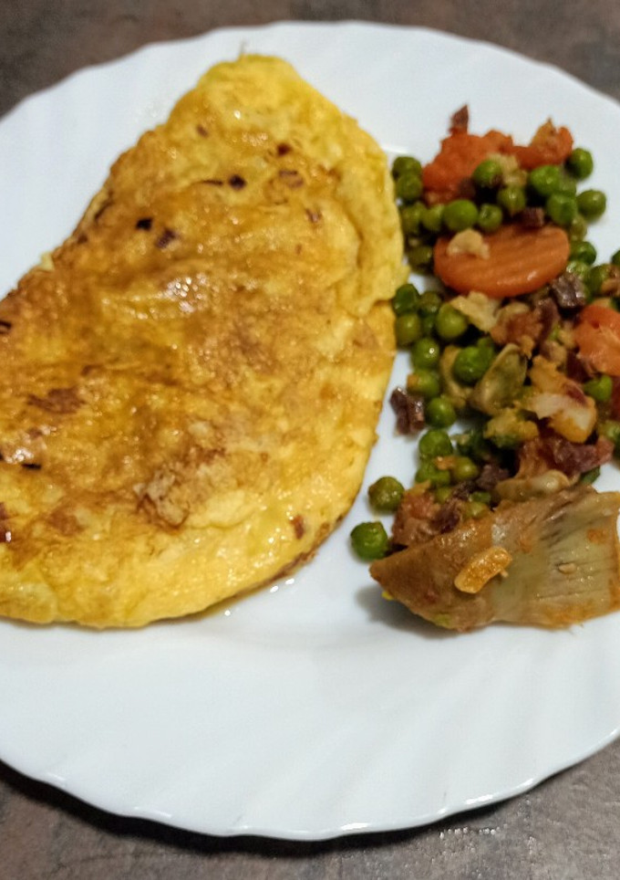 Una foto de Tortilla francesa jugosa de cebolleta, queso y atún