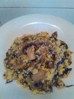 Una foto de Couscous con setas