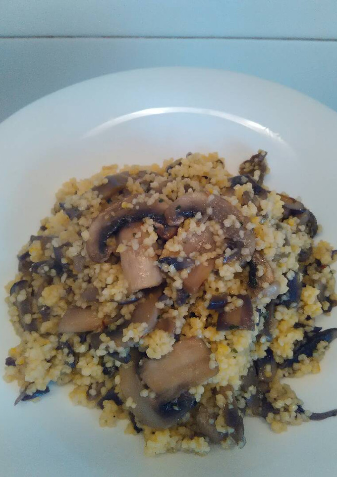 Una foto de Couscous con setas