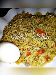 Dafaffiyar indomie da kwai ainihin hoton girkin