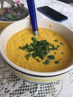 Una foto de Sopa de pollo y verduras