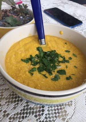 Una foto de Sopa de pollo y verduras