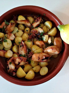 Una foto de Patatinas con calamares