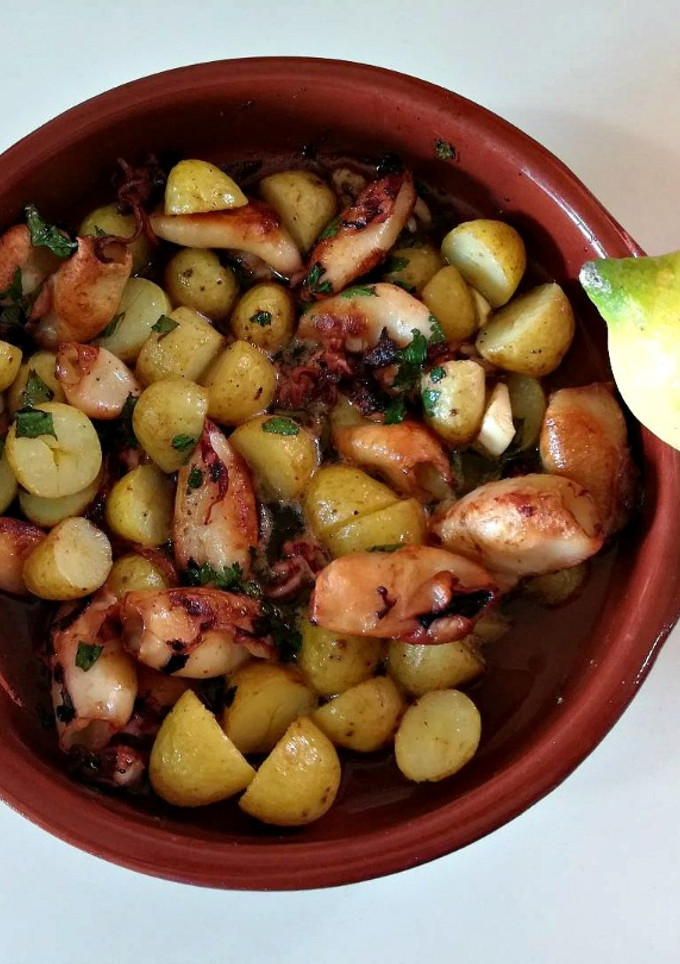 Una foto de Patatinas con calamares