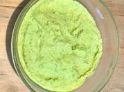Une photo de houmous de petits pois