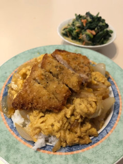 Una foto de Arroz cubierto con una chuleta de cerdo rebozada, huevo revuelto y condimentosJaponésCATSUDON🇺🇾🇯🇵カツ丼