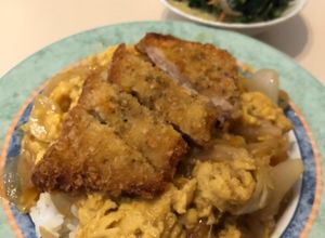Una foto de Arroz cubierto con una chuleta de cerdo rebozada, huevo revuelto y condimentosJaponésCATSUDON🇺🇾🇯🇵カツ丼