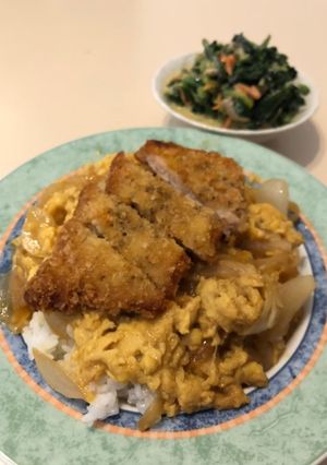 Una foto de Arroz cubierto con una chuleta de cerdo rebozada, huevo revuelto y condimentosJaponésCATSUDON🇺🇾🇯🇵カツ丼