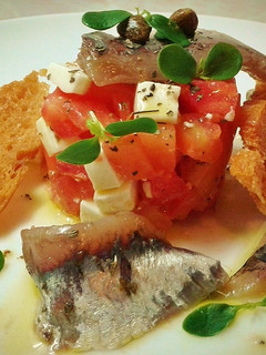 Una foto de Tartar de queso fresco y tomate con sardinas anchoadas