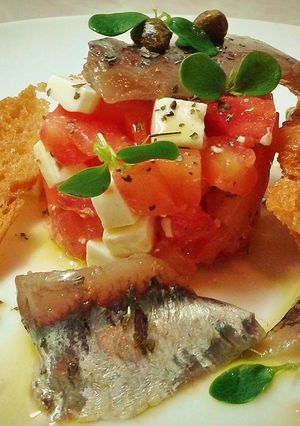 Foto principal de Tartar de queso fresco y tomate con sardinas anchoadas