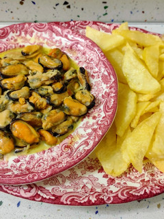 Una foto de Mejillones en salsa de cerveza con nata y patatas fritas