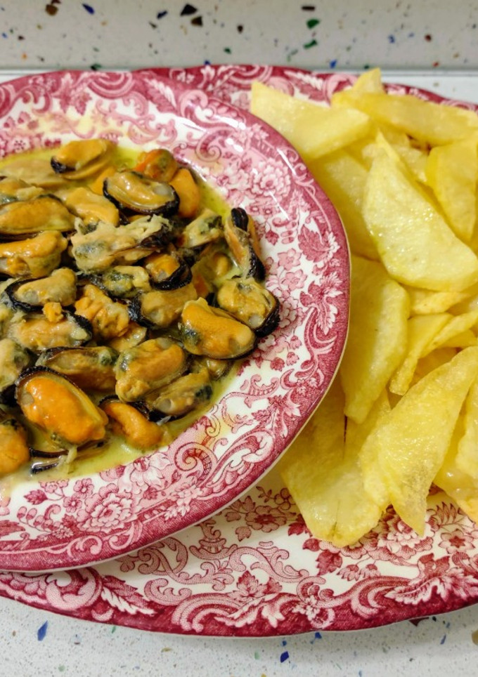 Una foto de Mejillones en salsa de cerveza con nata y patatas fritas