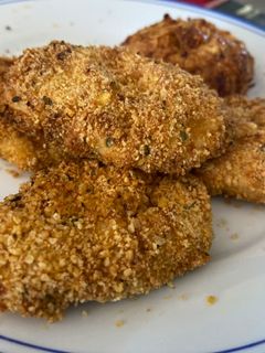 Una foto de Nuggets de pollo y calabacín Mambo