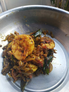 இறால் மிளகு வறுவல் (Iraal Milagu Varuval Recipe in Tamil) செய்முறை முக்கிய புகைப்படம்
