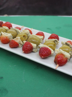 Una foto de Aperitivo de fresas con boquerones y aceitunas