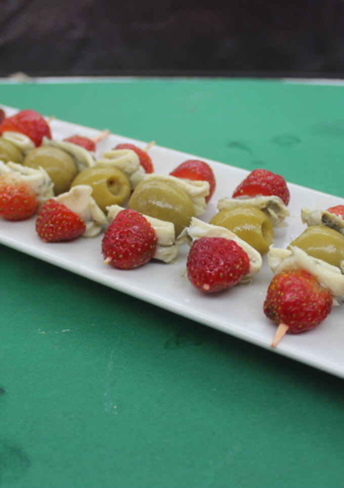 Una foto de Aperitivo de fresas con boquerones y aceitunas